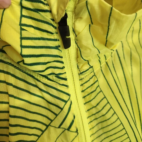 BROOKS RUN HAPPY DRIFT SHELL LIGHTWEIGHT WINDBREAKER JACKET SIZE MED WOMENS - Picture 6 of 10